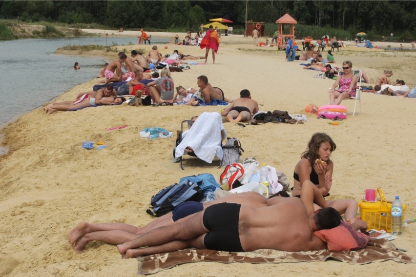 Nad Zalewem Karczunek znajduje się  usypana miejska plaża....