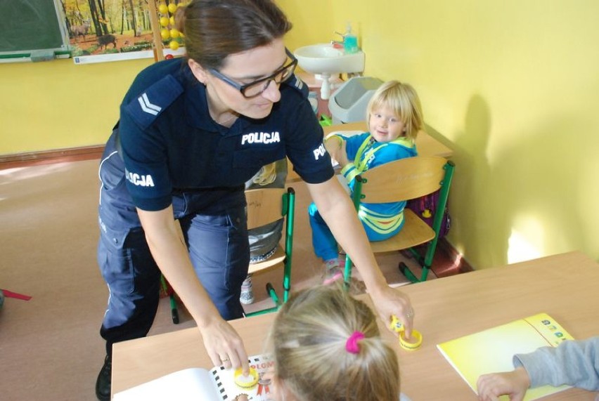 Uczę się bezpieczeństwa: policjantka uczyła dzieci w...