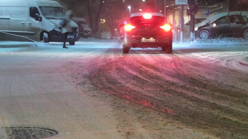 Śnieg sparaliżował Kraków i Małopolskę [ZDJĘCIA, WIDEO]