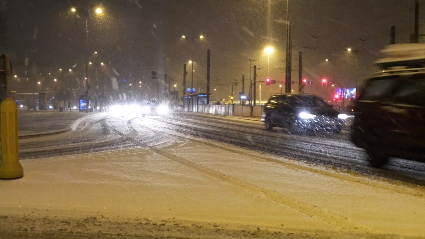 Śnieg sparaliżował Kraków i Małopolskę [ZDJĘCIA, WIDEO]