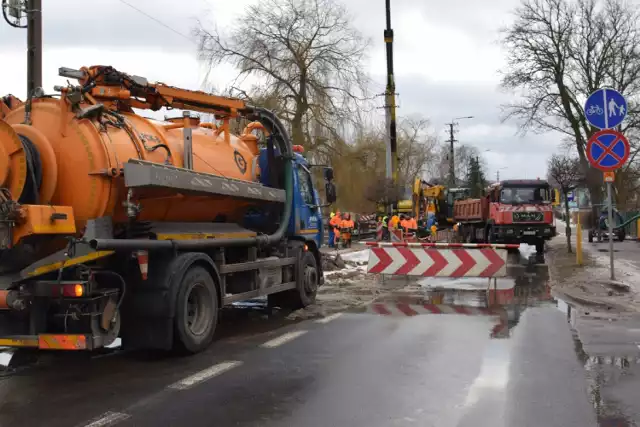 Utrudnienia na Kościelnej w Zduńskiej Woli potrwają przynajmniej do końca tygodnia. Trwa usuwanie skutków awarii sieci wodociągowej zasilającej osiedle Południe