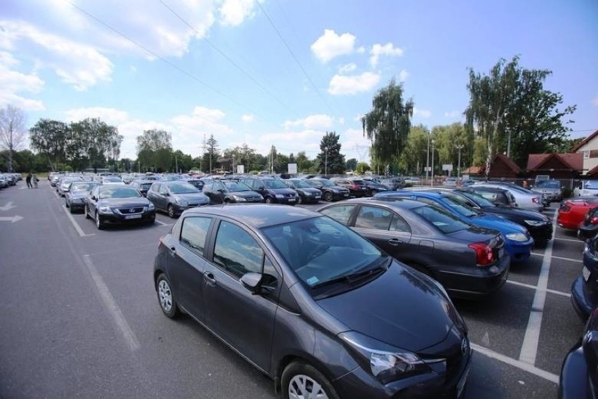 Nie ma także parkingów wielopoziomowych i oraz miejsc...