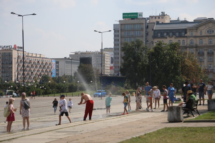 Kurtyny wodne w upały w Warszawie