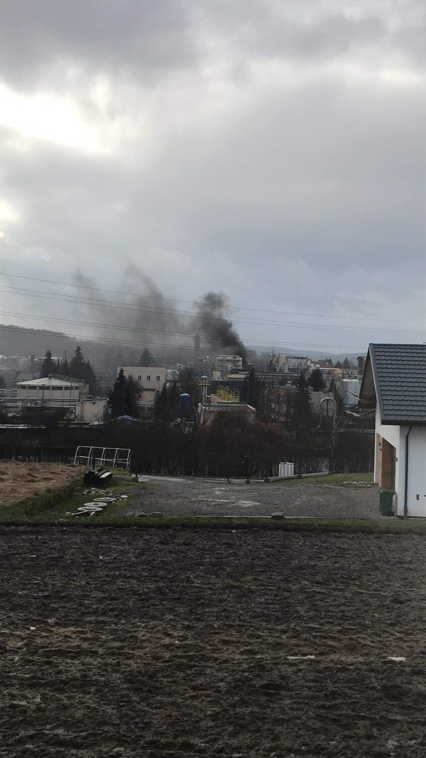 Jasło. Pożar na terenie dawnej rafinerii. Dwie osoby poparzone, jedna poważnie [ZDJĘCIA]