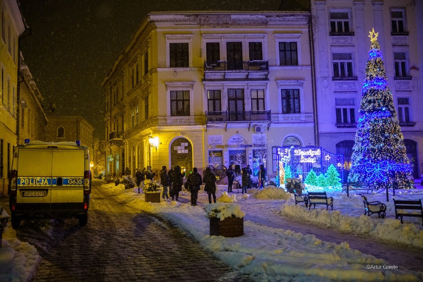 Tarnów. Serce dla Pawła Adamowicza. Mieszkańcy Tarnowa upamiętnili tragicznie zmarłego dwa lata temu prezydenta Gdańska [ZDJĘCIA]  