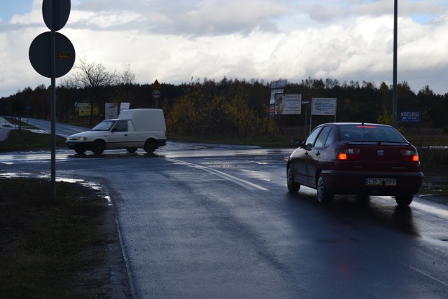 Mieszkańcy Koronowa chcą, by na tym skrzyżowaniu u zbiegu Szosy Kotomierskiej, JPII i Letniskowej była sygnalizacja świetlna