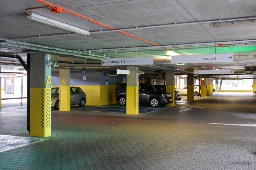 Miasto zrobiło ułatwienia dla kierowców, którzy wybierają komunikację miejską. Kolorowe parkingi pomogą w odnalezieniu samochodu 