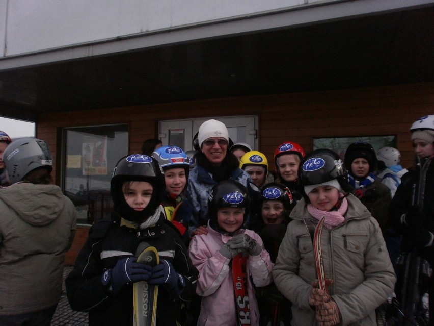 Dzieci z Granowa podczas nauki jazdy na nartach