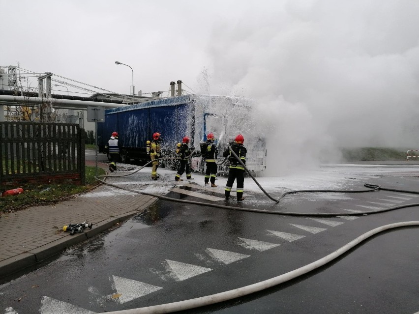 Na ulicy Przemysłowej w Koninie doszło do dwóch zdarzeń pożaru ciągnika siodłowego i zderzenia samochodu osobowego z samochodem ciężarowym  