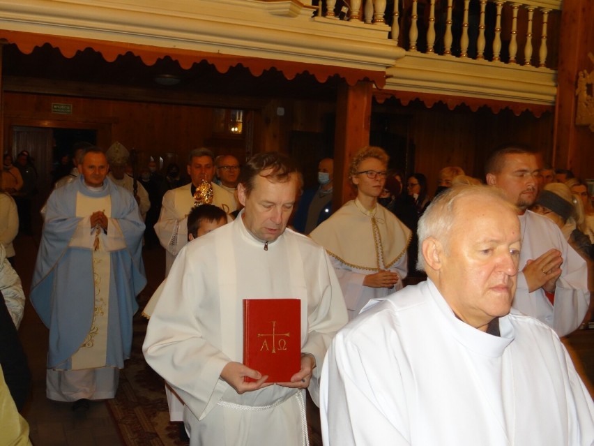 Wprowadzenie relikwii św. Jana Pawła II do kościoła św. Marii Magdaleny w Radomsku ZDJĘCIA