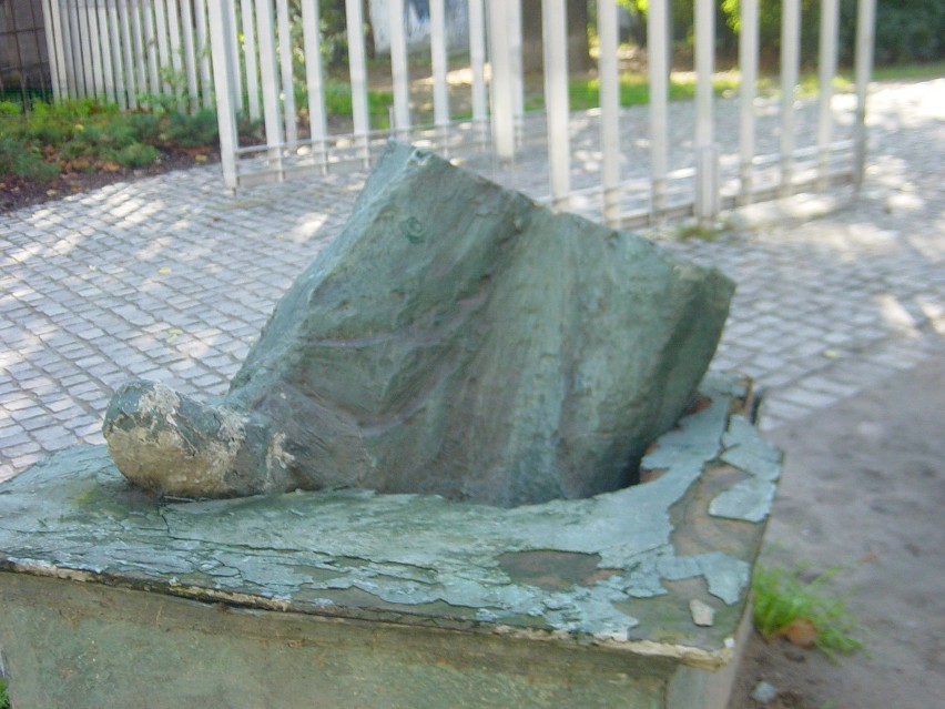 Poznań: Zapadł się nie-pomnik stóp przy parku Dąbrowskiego [FOTO INTERNAUTY]