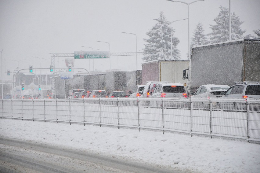 Krytyczna sytuacja na drogach w Krośnie i powiecie. Część z nich jest nieprzejezdna. Śnieg wciąż pada, kierowcy stoją w korkach [ZDJĘCIA]