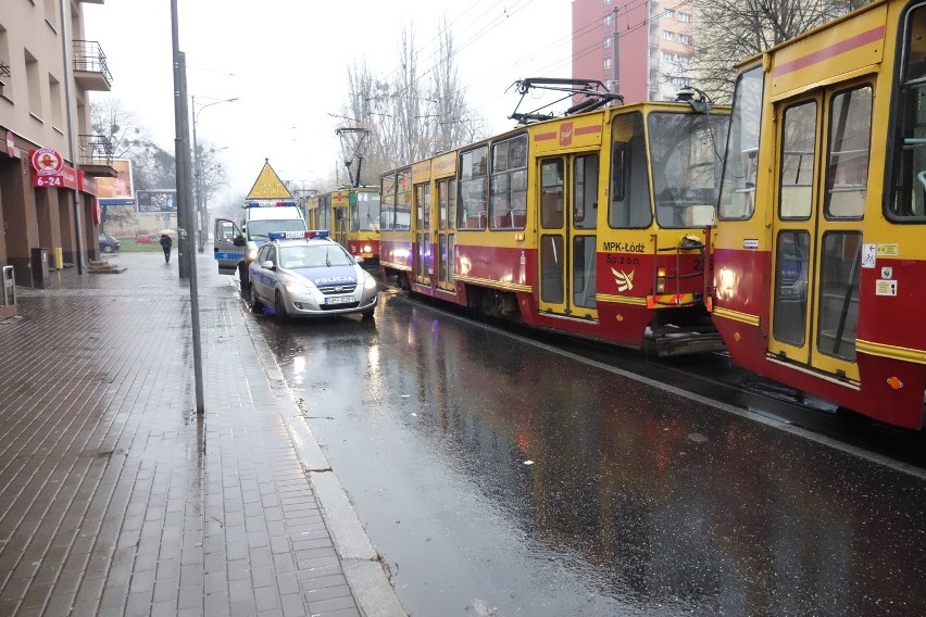 Wypadek na Limanowskiego w Łodzi. Samochód potrącił dwie osoby wysiadające z tramwaju