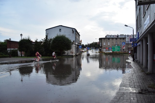 Ulica Kościuszki w Żninie po poniedziałkowej (10.08.2020) ulewie. 
Relacja wideo z ulicy Kościuszki:

