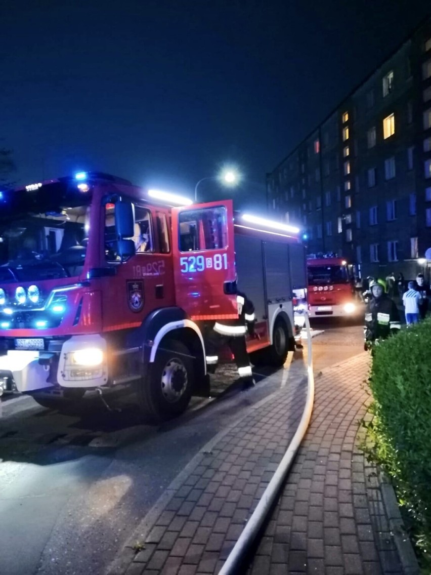 Ogień strawił mieszkanie w bloku na os. 60 lecia ONP w Starogardzie Gd. ZDJĘCIA 