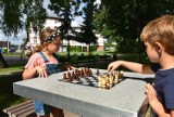 Nowa atrakcja w Unisławiu. W parku, pod chmurką, można zagrać w szachy