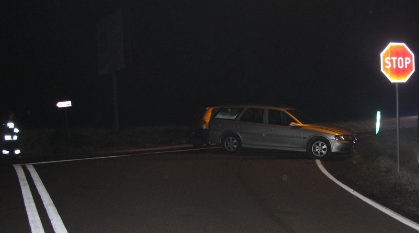 Wypadek w Osieku. Ranny kierowca trafił do szpitala