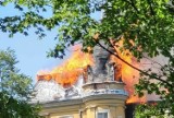 Płomienie trawią zabytkowy pałac w Jelczu-Laskowicach. Kłęby czarnego dymu widać z kilkunastu kilometrów