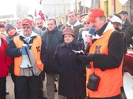 Łamanych praw pracowniczych będziemy bronić wszelkimi środkami, przekonuje Lech Majchrzak (z mikrofonem).