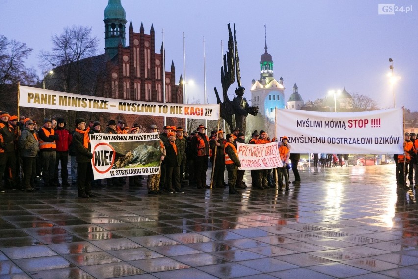 Szczecinianie przeciw odstrzałowi dzików. Myśliwi popierają protest [ZDJĘCIA, WIDEO]