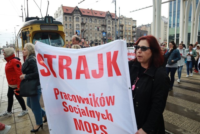 Strajk terenowych pracowników socjalnych MOPS od wtorku (12 lipca) jest uznawany za nielegalny - stwierdziły władze Łodzi i wezwały strajkujących do powrotu do pracy. Ci zaś nie zgadzają się z opinią prawną magistratu i strajkują nadal.

CZYTAJ DALEJ>>>
.