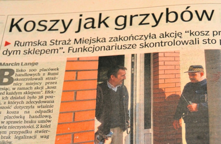 - Strażnicy miejscy sprawdzają, czy przed sklepami stoją...