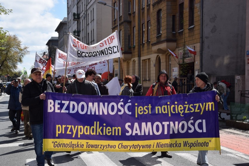 Marsz bezdomnych w Katowicach organizowany jest co roku 1...