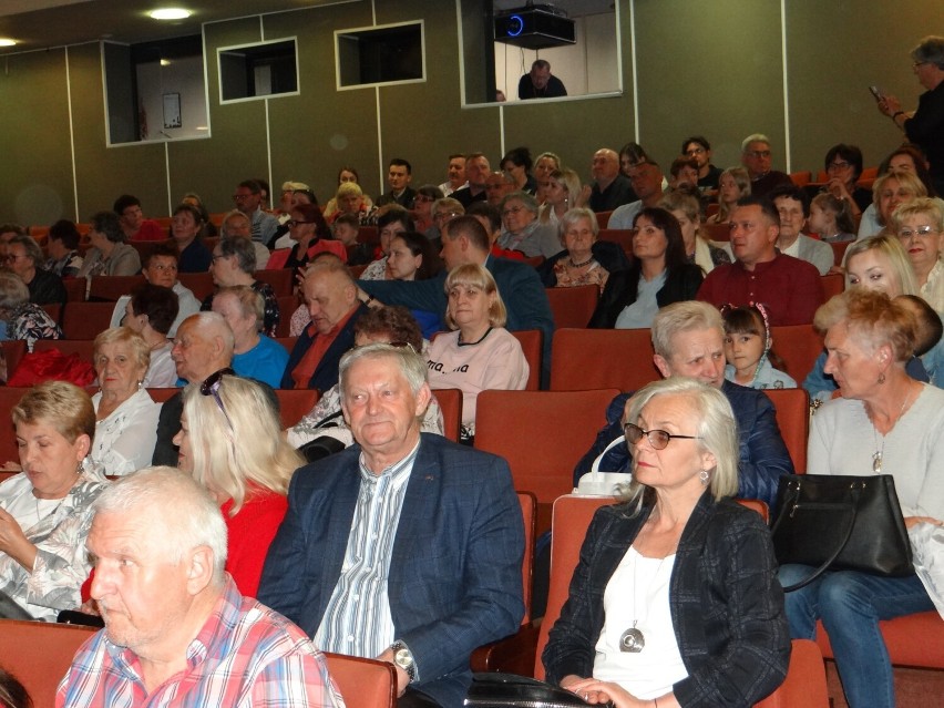 Dzień Matki „Dla Ciebie Mamo” z Chórem Seniorów Serenada w MDK w Radomsku. ZDJĘCIA