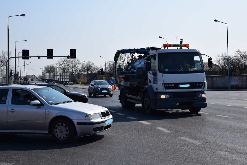 Policja zaczęła kierować ruchem (wreszcie) na skrzyżowaniu ulic Widok i Wyszyńskiego 