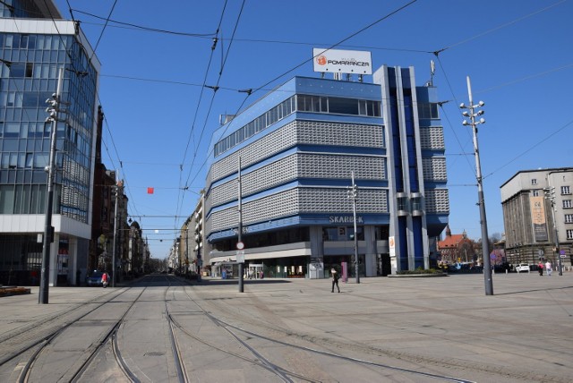 Dom Handlowy Skarbek 
Przez cały Wielki Tydzień – od poniedziałku aż do piątku, 10 kwietnia jest czynny od 6.30 do 19. Natomiast w Wielką Sobotę od 7. do 13.