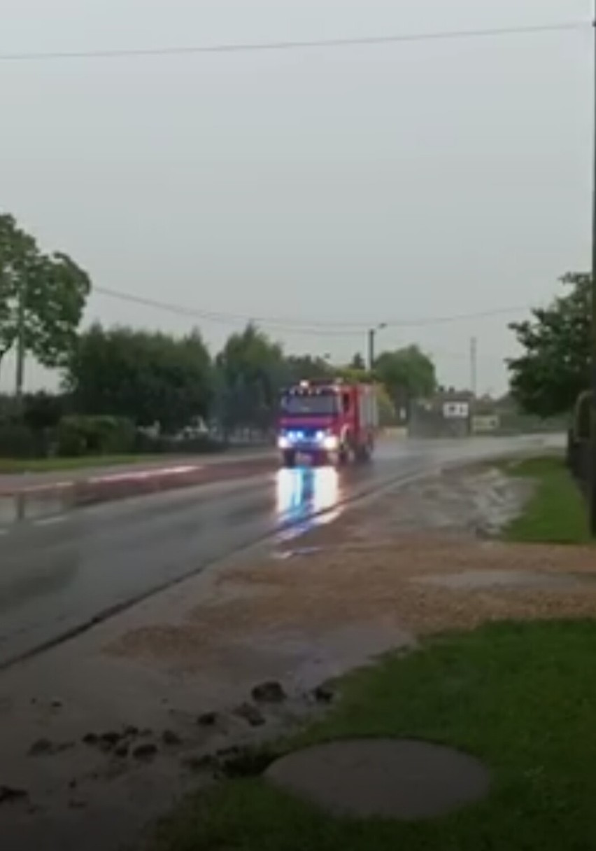 Gwałtowna burza przeszła przez Lubliniec - ZDJĘCIA. Zalany tunel na dworcu PKP. Piorun uderzył w dom w gminie Herby 