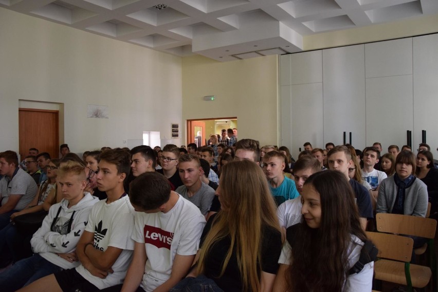 Gimnazjaliści z województwa łódzkiego gościli na dniu otwartym w szkole w Zduńskiej Dąbrowie (Zdjęcia)
