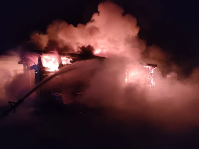 Pożar garażu w gminie Witonia. Z ogniem walczyło 20 strażaków
