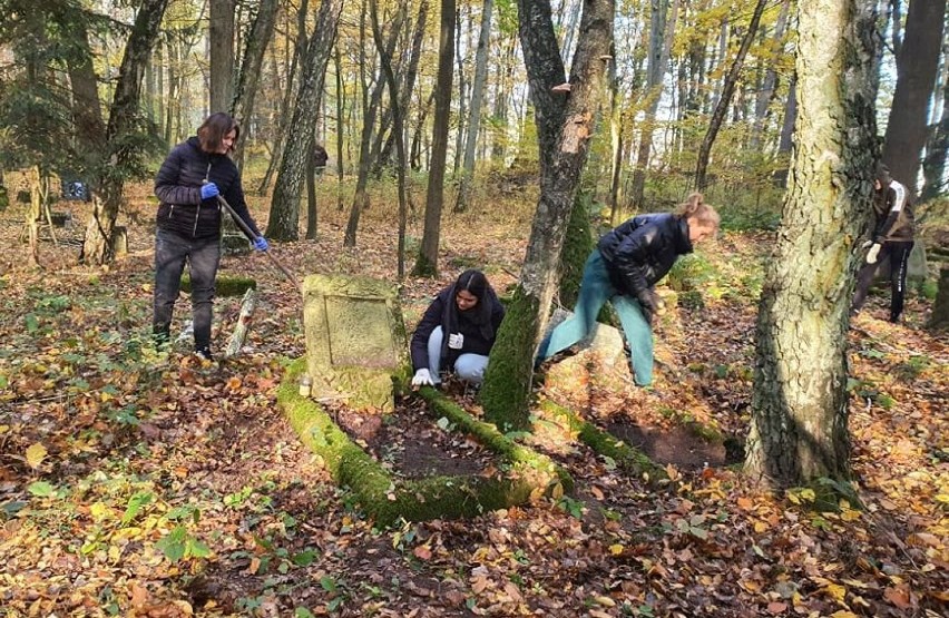 Młodzież z Goleniowa porządkowała ewangelicki cmentarz w...