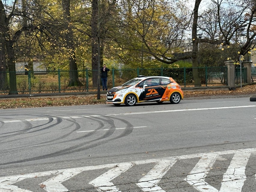 V Jurajski Super Sprint przejechał ulicami Częstochowy. Rajdowcy ścigali się u stóp Jasnej Góry - zobacz VIDEO