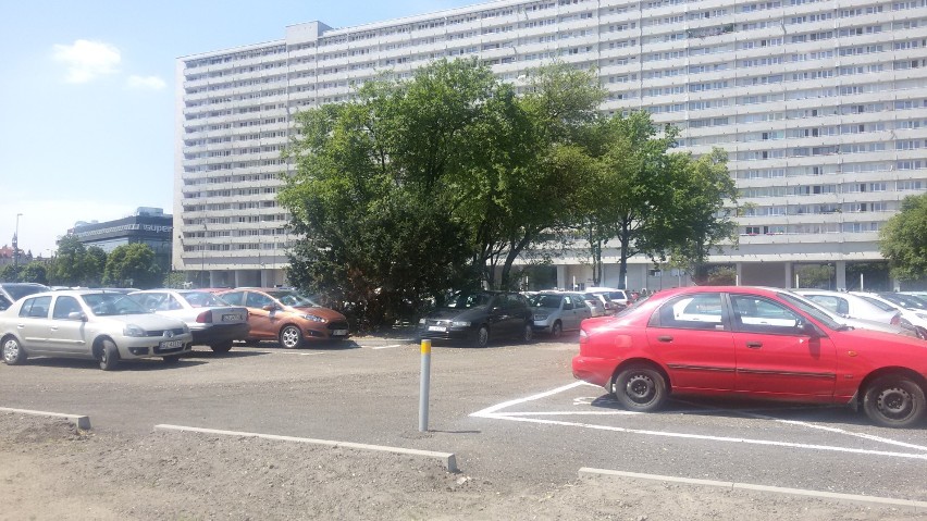 Parking w miejscu wyburzonego pałacu ślubów w Katowicach. To...