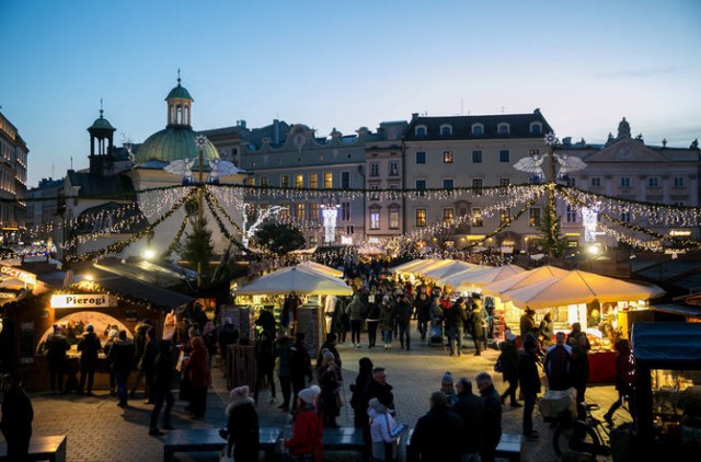 Gdy zbliżają się święta Bożego Narodzenia, krakowski Rynek Główny wypełnia się handlarzami i stoiskami z ozdobami świątecznymi, choinkami i gałązkami. Wszystko w ramach Krakowskich Targów Bożonarodzeniowych. Organizatorzy piszą, że to powrót do handlowych tradycji tego miejsca. I tak faktycznie jest, co pokazują archiwalne zdjęcia. Zobacz, jak kiedyś handlowano choinkami na Rynku w stolicy Małopolski.