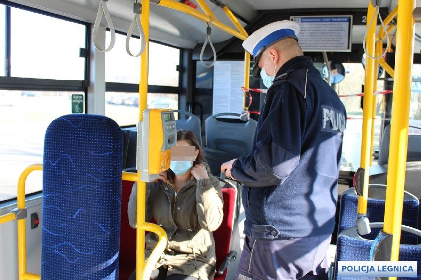 Legnica. Policjanci kontrolują autobusy MPK. Sprawdzają ilość pasażerów oraz przestrzeganie obowiązku noszenia maseczek 