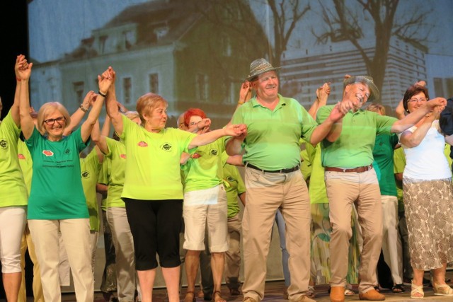 Uniwersytet Trzeciego Wieku przy Świebodzińskim Domu Kultury zakończył jubileuszowe obchody wystawieniem spektaklu  „Moc jasnej strony”. 