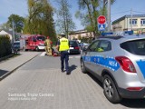 Potrącenie rowerzystki na ul. Polnej w Prabutach. 67-letnia kobieta z urazem głowy trafiła do szpitala