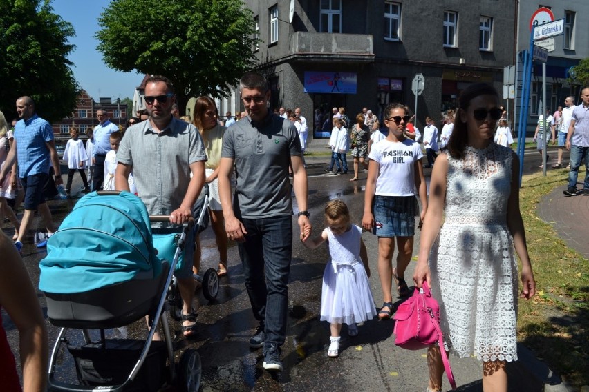 Procesja trzech parafii przeszła ulicami Kartuz. Homilię...