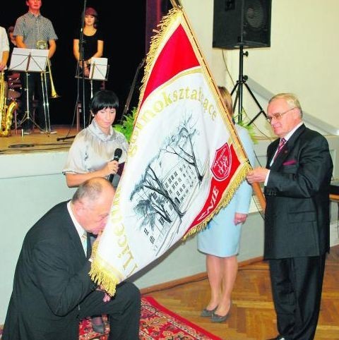 Na płótnie wyhaftowano budynek liceum, herb miasta i logo stowarzyszenia przyjaciół I LO