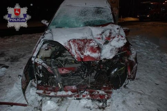 Samochód uderzył w autobus, trzy osoby w szpitalu