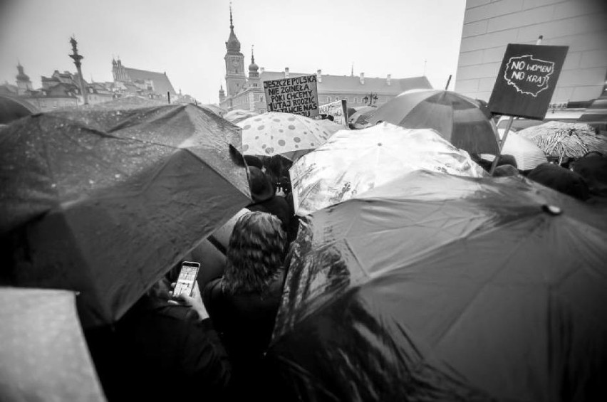 Zgłaszają się organizatorzy "czarnego protestu" w Warszawie....