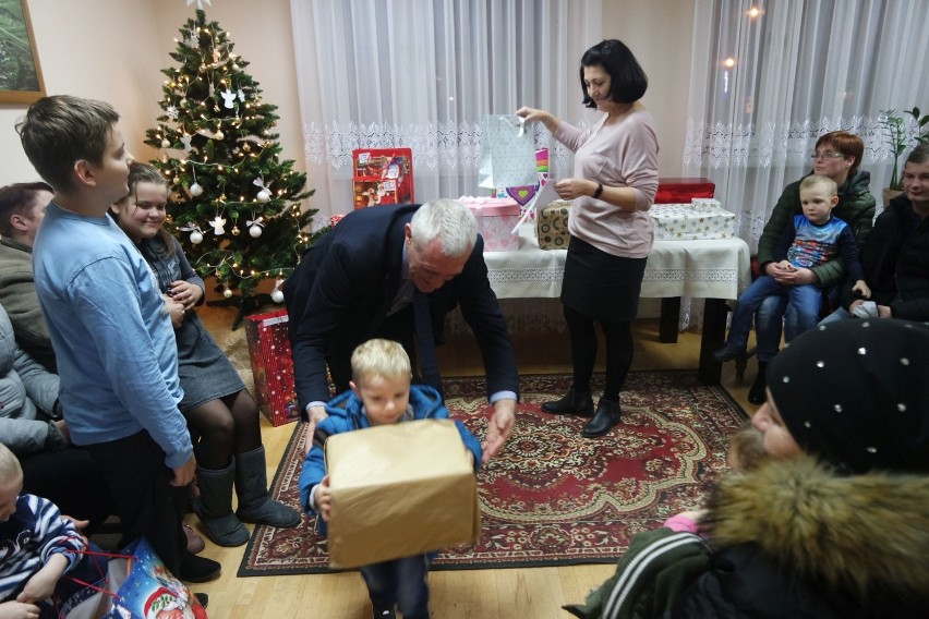 Przed świętami dzieci odwiedził Mikołaj