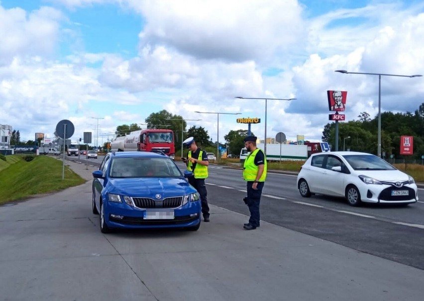 Policjanci kontrolowali prędkość, z jaką poruszają się...