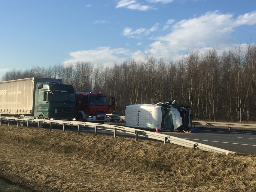 Wypadek na A4 w Gliwicach. Samochód dostawczy leży na boku [ZDJĘCIA]