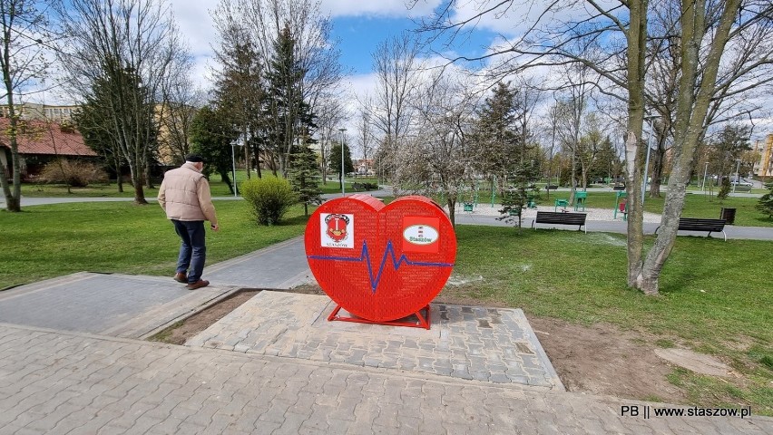 W Staszowie stanęły czerwone serca. Można do nich wrzucać nakrętki i pomagać potrzebującym (ZDJĘCIA)