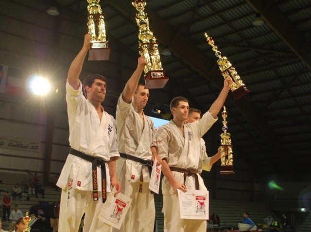 Marek Wolny (trzeci od lewej) z pucharem i brązowym medalem