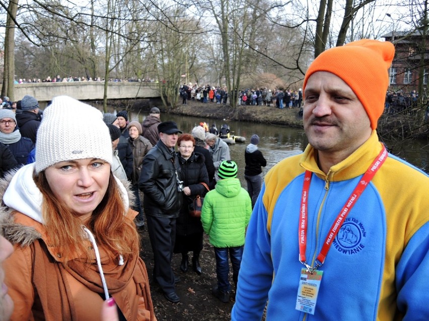 25 minut w zimnej rzece dla Jakuba. Tak pomagają w Stargardzie [wideo]